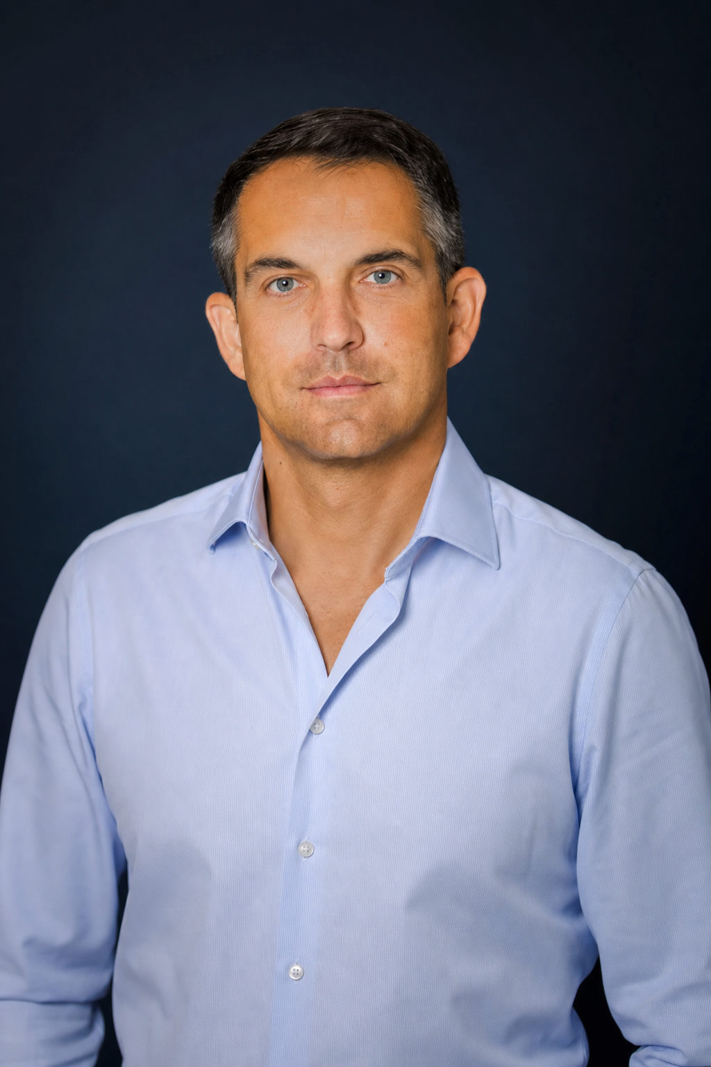 Tobias Gußmann, Autor von ProcessBold Press, im hellblauen Hemd